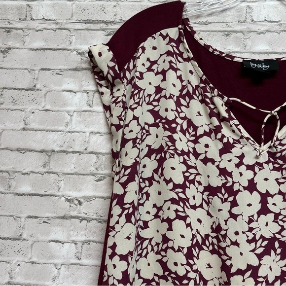 By & By Women's Size Large Burgundy White Floral Blouse Top Short Sleeve - Picture 3 of 12